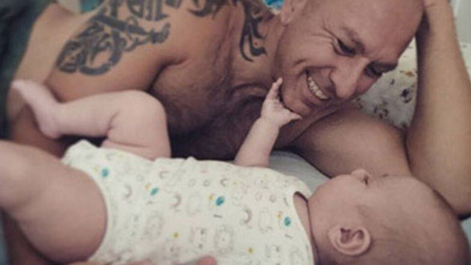 Bebeklerinin yüzünü gösterdi