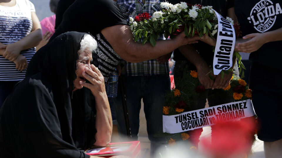 Katledilen 33 Kıbrıs Türk'ü 42 yıl sonra defnedildi!