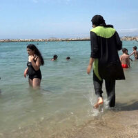 Fransızlara tarihi ders: Tesettürle denize girin, cezalar benden!