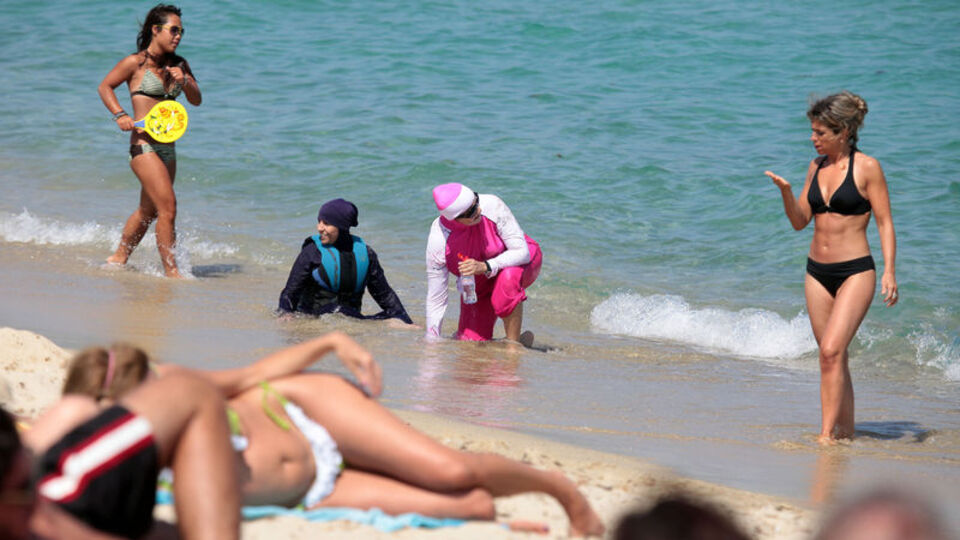 Cannes'da 4 kadına tesettür mayosundan para cezası