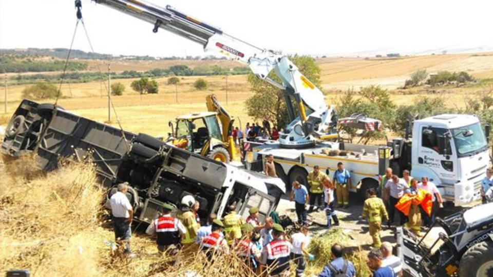 Balıkesir'de yolcu otobüsü şarampole devrildi