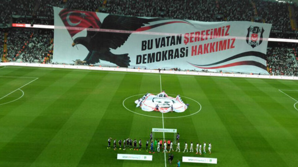 Vodafone Arena'da dev pankart