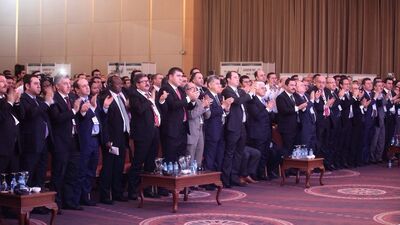 Ayakta alkışlayan işadamlarına gözaltı kararı