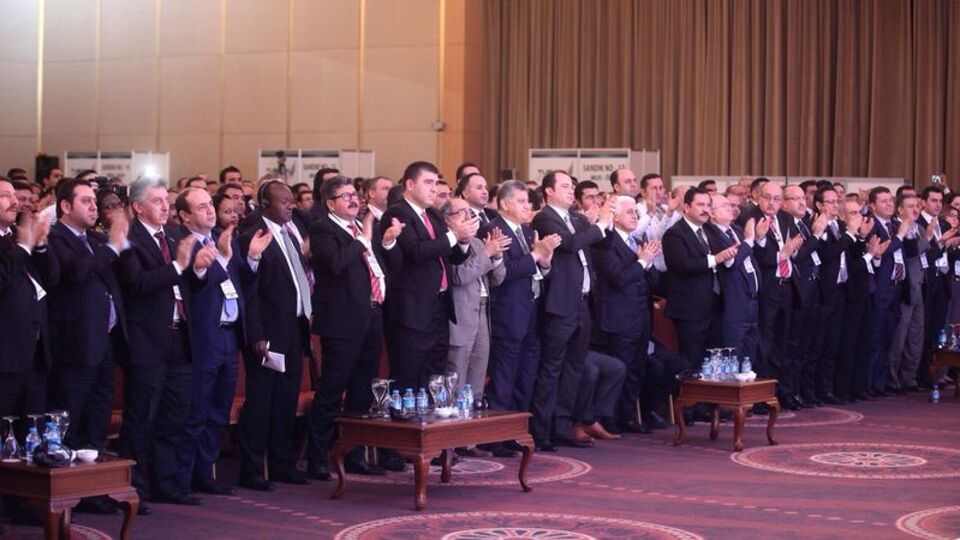 Ayakta alkışlayan işadamlarına gözaltı kararı