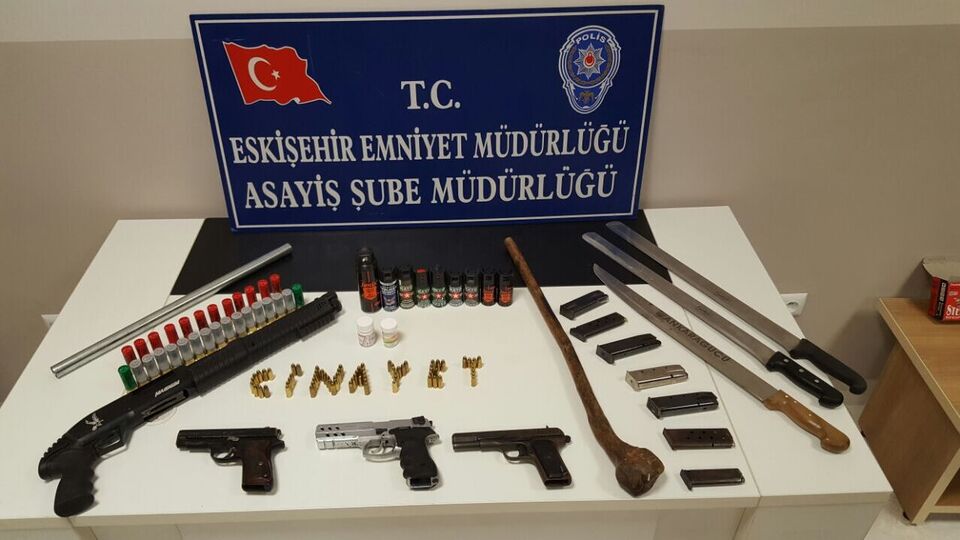 İki eğlence mekanından cephane çıktı
