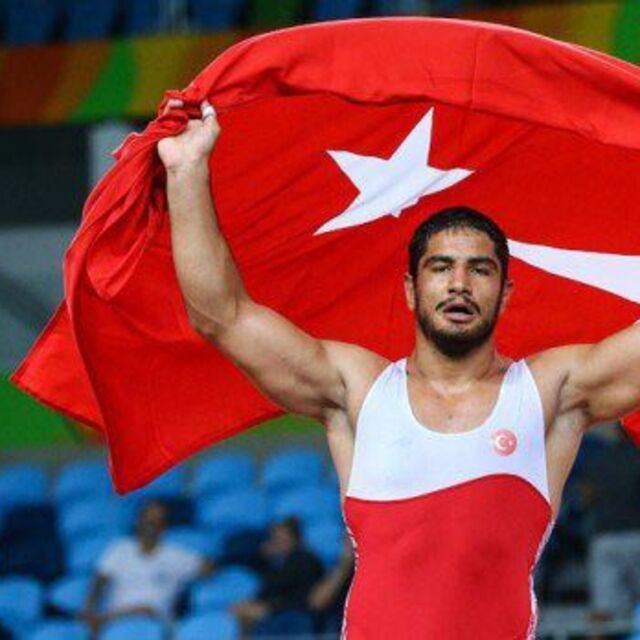 Kapanışta Türk bayrağını Taha Akgül taşıdı