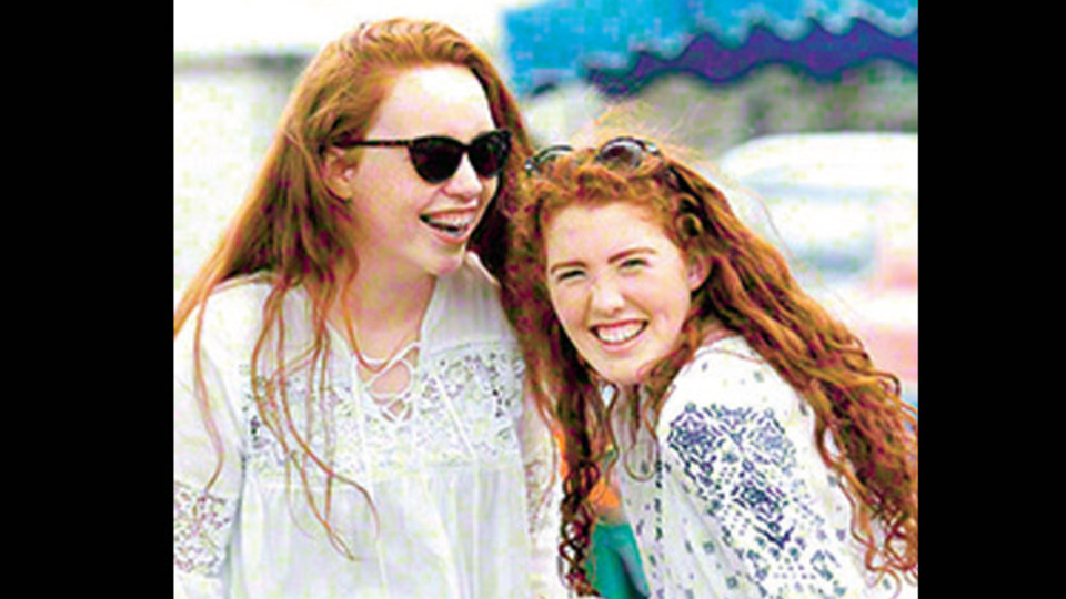 Yüzlerce kızıl İrlanda sokaklarında