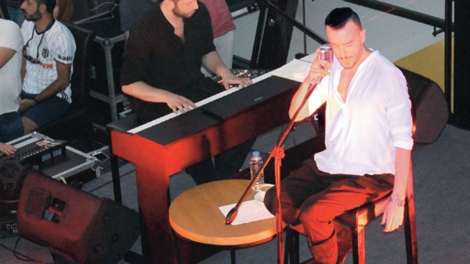 Cem Adrian hayranlarıyla buluştu