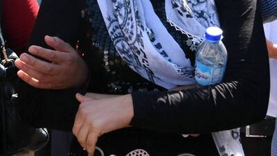 Pet şişeye doldurdu, elinden bir an olsun bırakmadı...