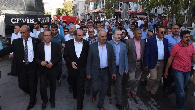 STK'lar teröre tepki için Van'da alanlara çıkıyor