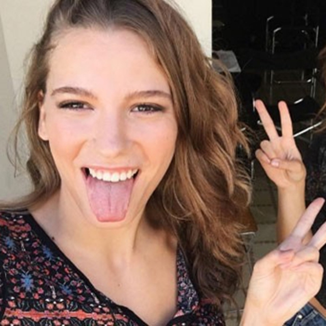 Serenay ile Palvin'den zafer işareti