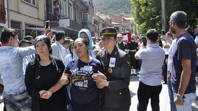 'Sen nasıl tabutlara sığdın aşkım'