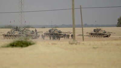 Türk topçuları Menbiç'ten Cerablus'a yaklaşan YPG'li grubu vurdu!