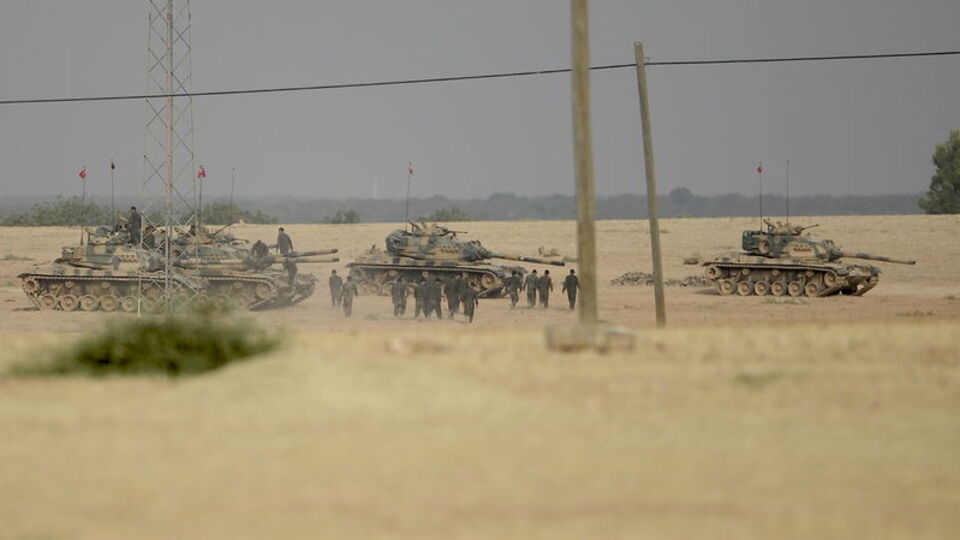 Türk topçuları Menbiç'ten Cerablus'a yaklaşan YPG'li grubu vurdu!