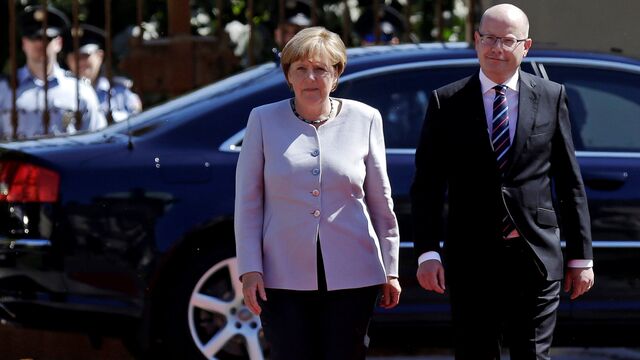 Merkel'in konvoyunda şüpheli araç