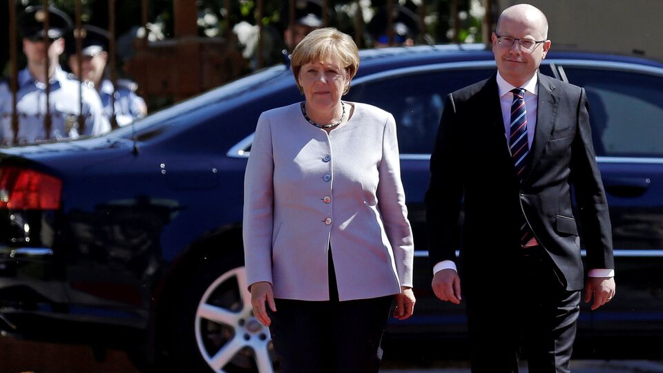 Merkel'in konvoyunda şüpheli araç