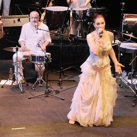 Çıplak ayakla sahneye çıktı