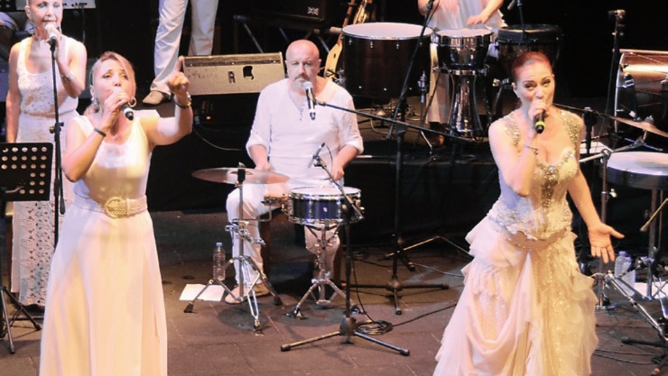 Çıplak ayakla sahneye çıktı