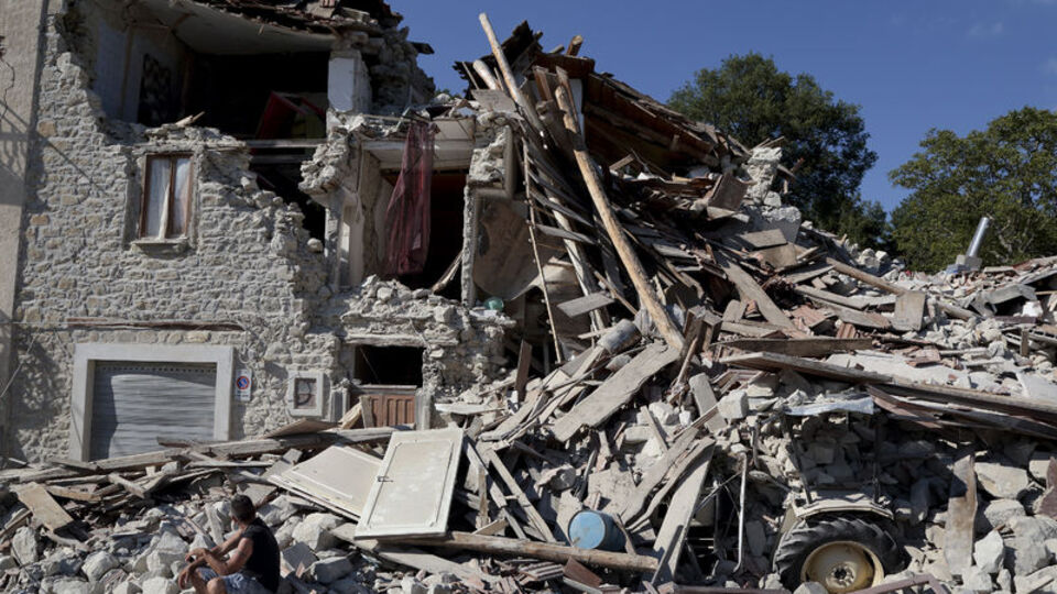 İtalya'da deprem bölgesinde OHAL