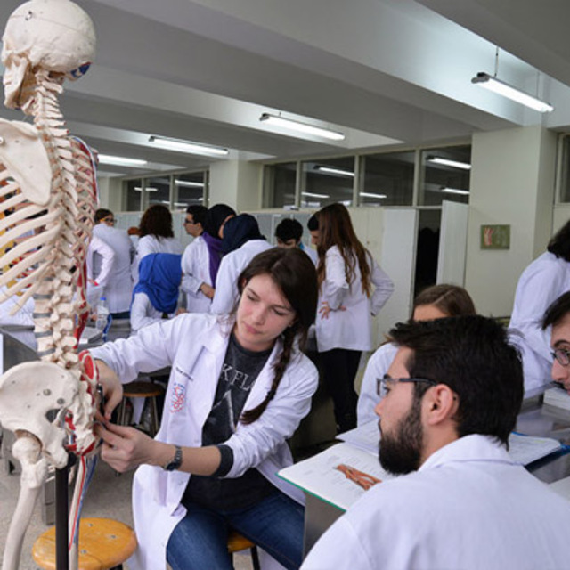 Başarıyı hem üniversite hem de sivil toplum burs vererek destekliyor