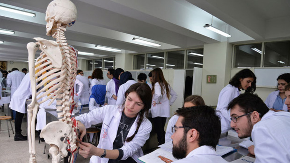 Başarıyı hem üniversite hem de sivil toplum burs vererek destekliyor