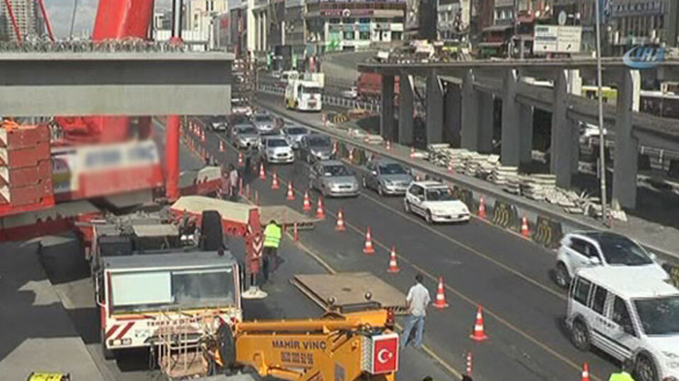 Metrobüs üst geçidi çalışması E-5'te yoğunluğa neden oldu