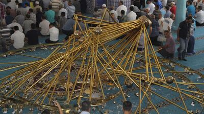 Cami cemaatinin üzerine avize düştü: 11 yaralı