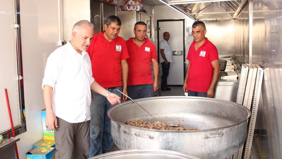 Türk Kızılayı Cerablus'ta sıcak yemek dağıttı