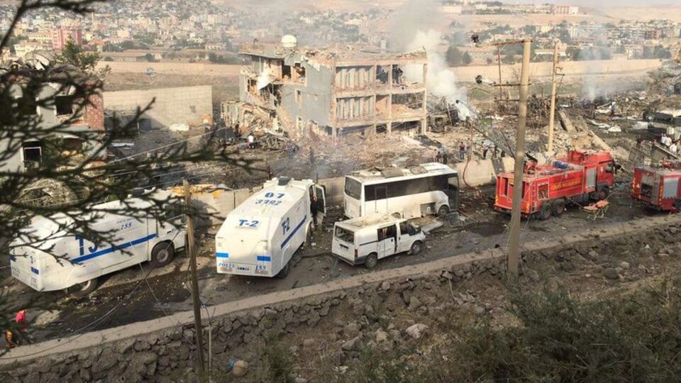 Cizre'de bomba yüklü araçla alçak saldırı: Şehit ve yaralılar var!