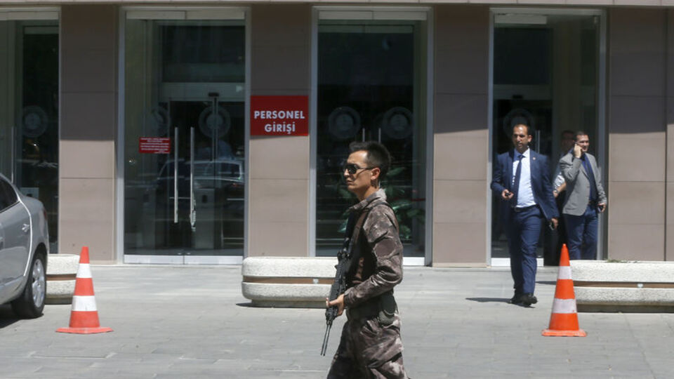 33 adliye personeli FETÖ üyeliğinden tutuklandı