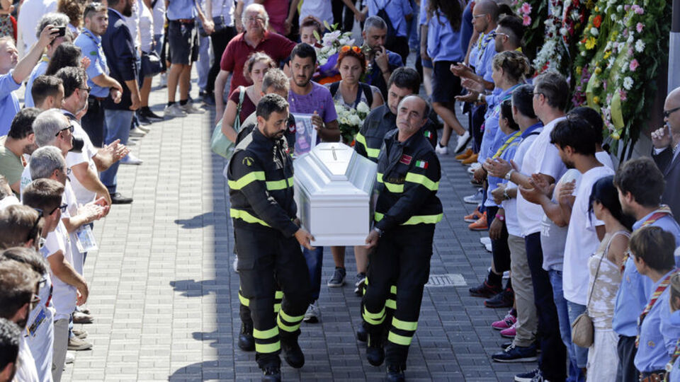 İtalya depreminde hayatını kaybeden kızın tabutuna mektup