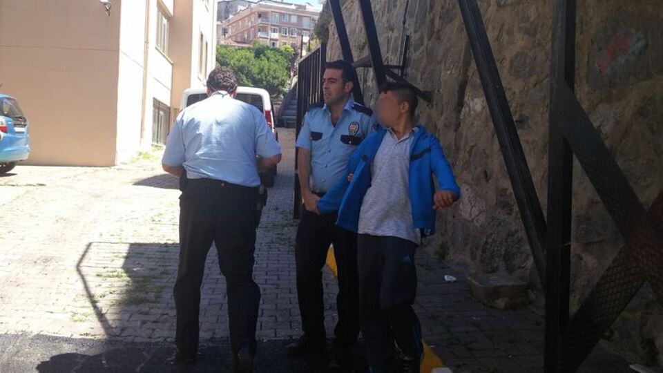 O kaçtı polis kovaladı! Çocuk kapkaççı cinayetten de aranıyormuş!