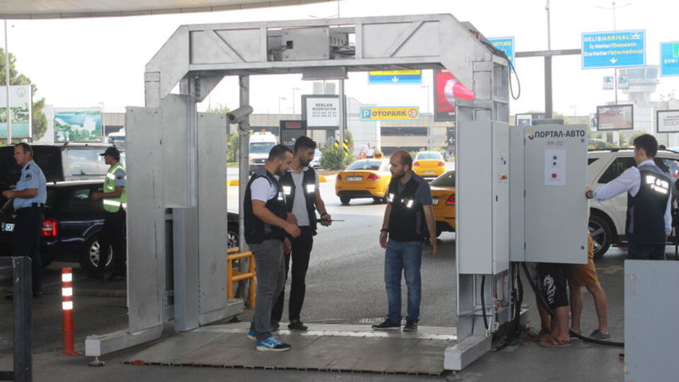 Atatürk Havalimanı girişine konuldu!