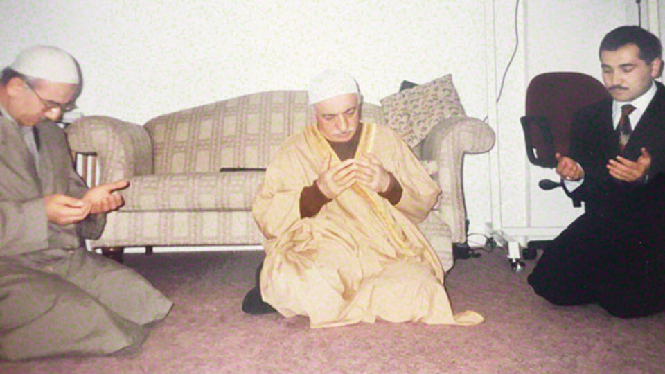 FETÖ elebaşı Gülen'in dizinin dibinde!