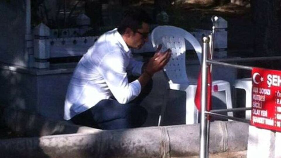 Kenan İmirzalıoğlu'ndan kahraman şehide duygu yüklü ziyaret!