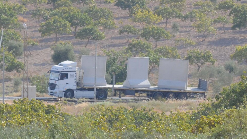 Karkamış'taki güvenlik duvarı yükseliyor