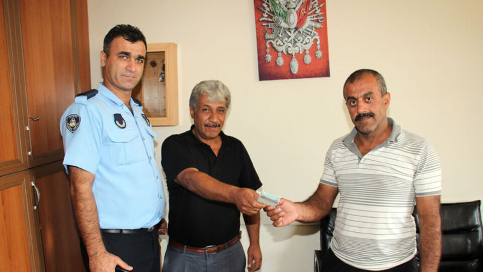 Yolda bulduğu 3 bin lirayı sahibine ulaştırdı