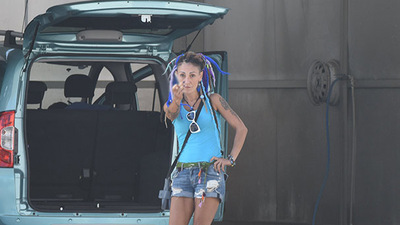 Ünlü şarkıcı benzinlikte sigara içti