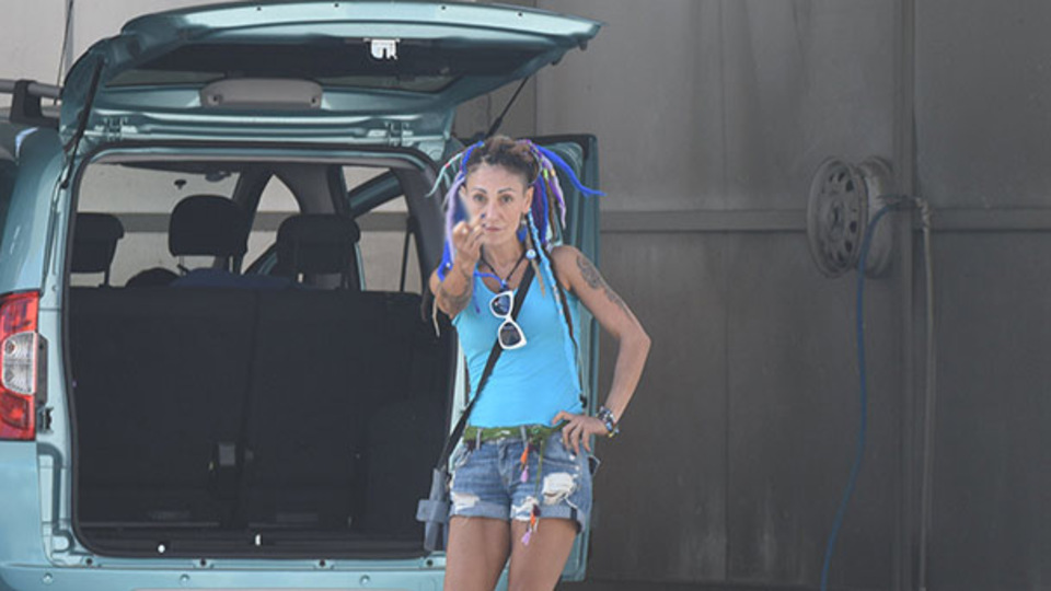 Ünlü şarkıcı benzinlikte sigara içti