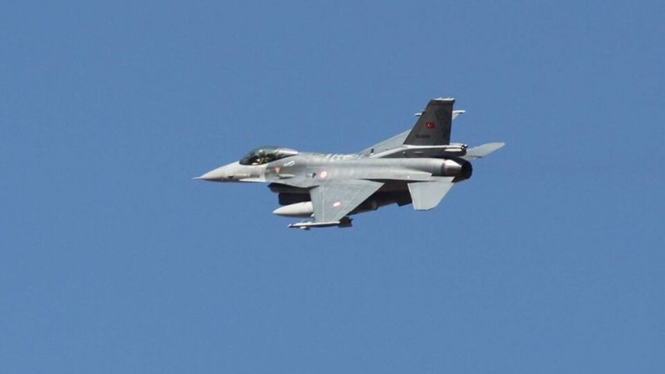 İstanbul üzerinde uçan F-16'lara Valilik'ten açıklama