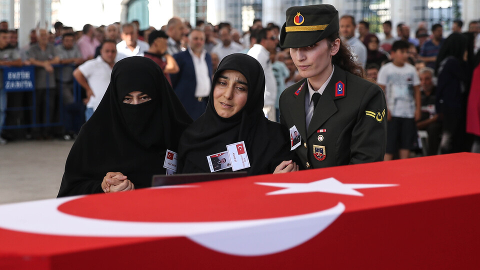 Şehit asker, annesinin yanına defnedildi