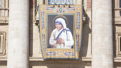 Rahibe Teresa artık azize