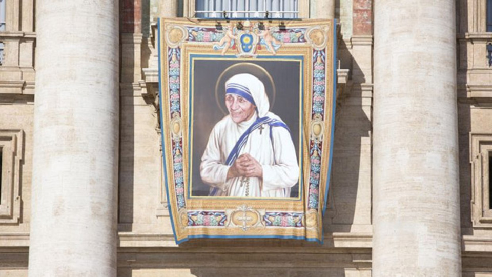 Rahibe Teresa artık azize