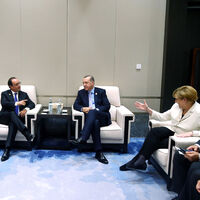 Hollande'a o kitabı hediye etti!