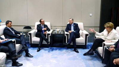 Hollande'a o kitabı hediye etti!