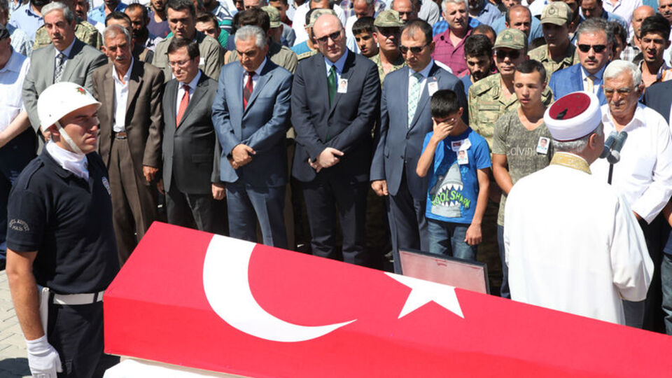 Çocukları namazında saf tuttu!