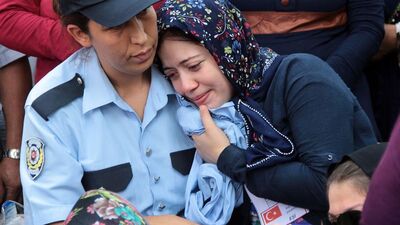 Sık sık kokladı, elinden bir an olsun bırakmadı...