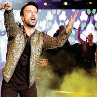 Tarkan'dan 5 bin kişinin önünde eşine ilan-ı aşk!