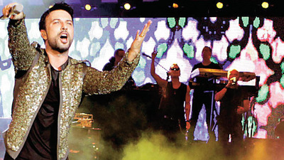 Tarkan'dan 5 bin kişinin önünde eşine ilan-ı aşk!