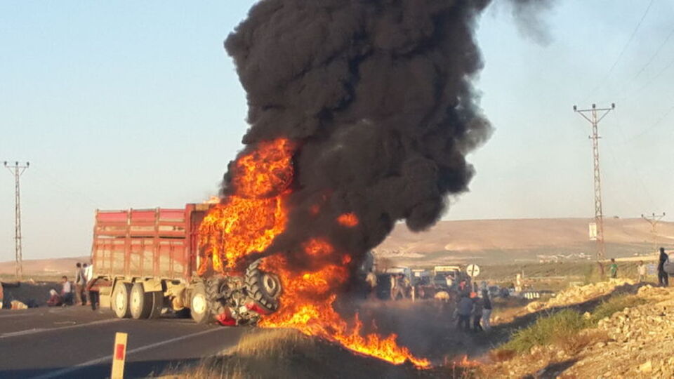 Feci kaza sonrası araçlar alev aldı!